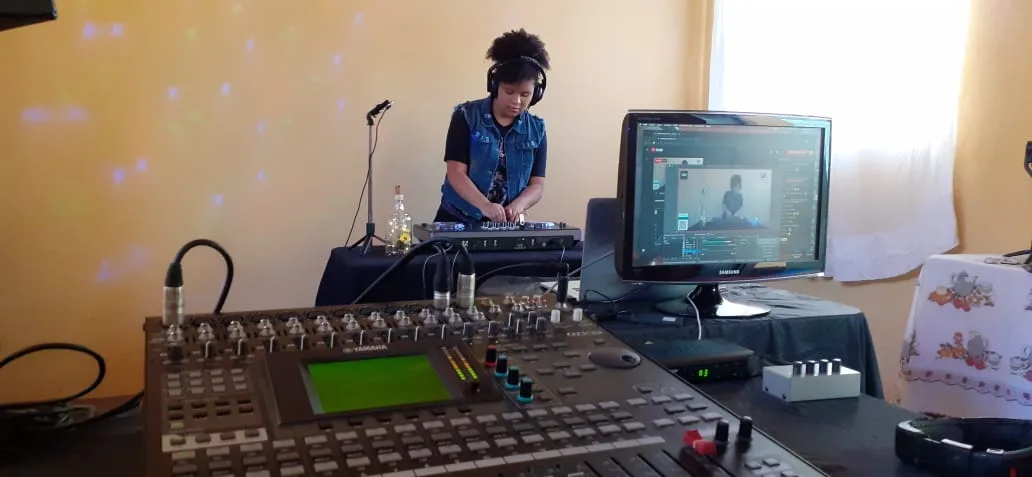 Julia Bueno — Park Juju na mesa de som durante produção musical