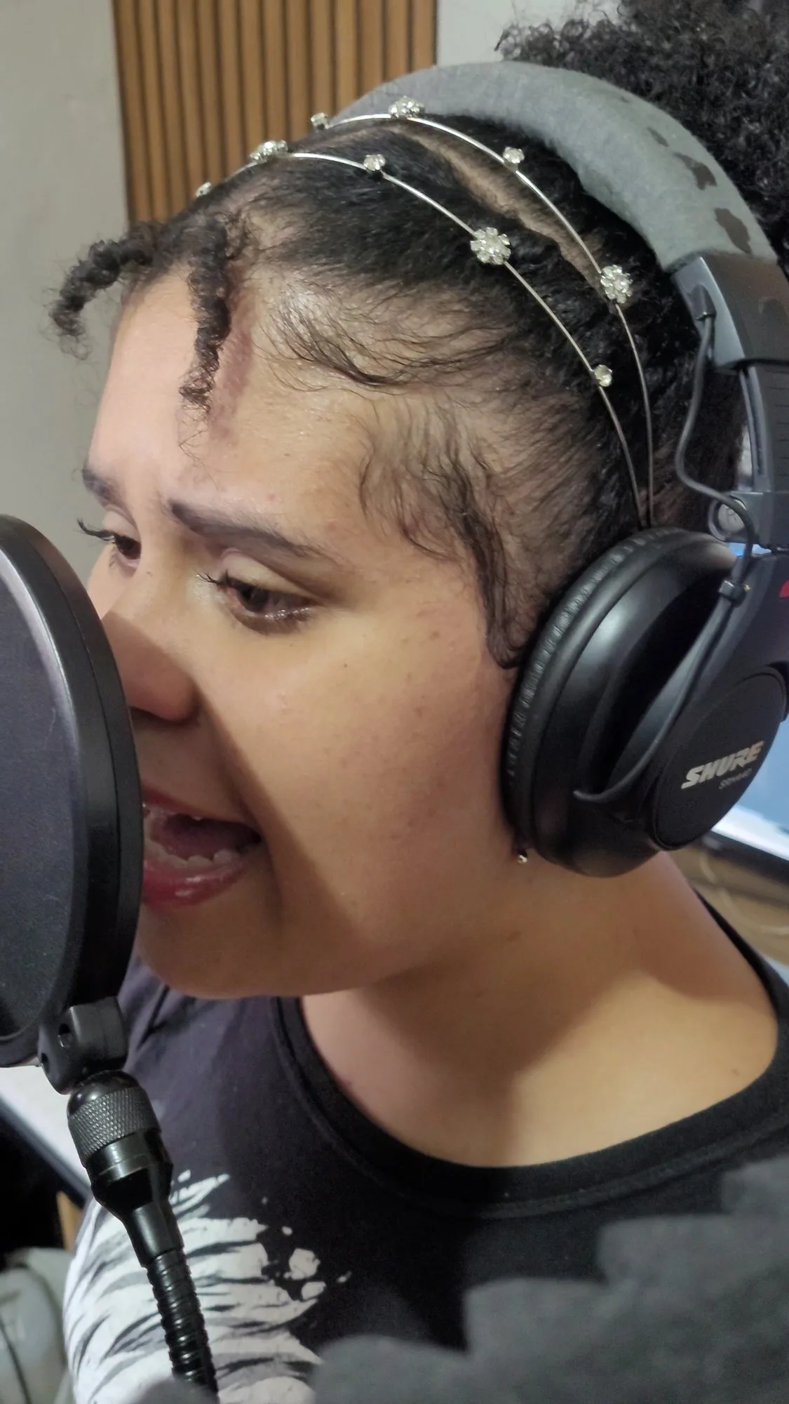 Julia Bueno gravando no estúdio — BERA
