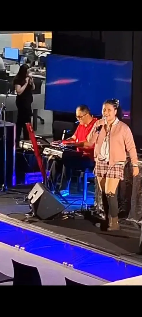 Julia Bueno cantando ao vivo na BERA